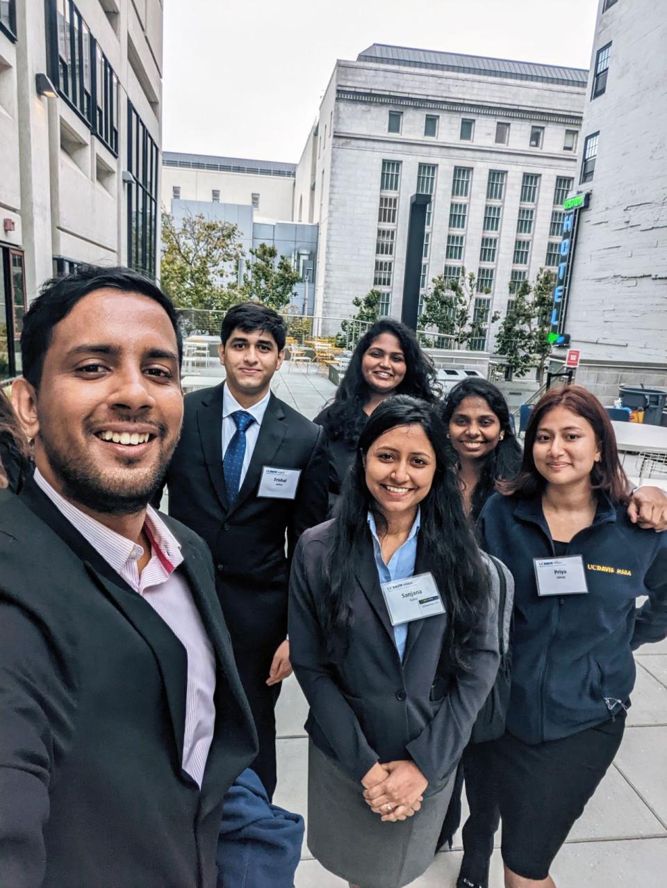  Laksh Suryanarayanan with UC Davis MSBA students in San Francisco