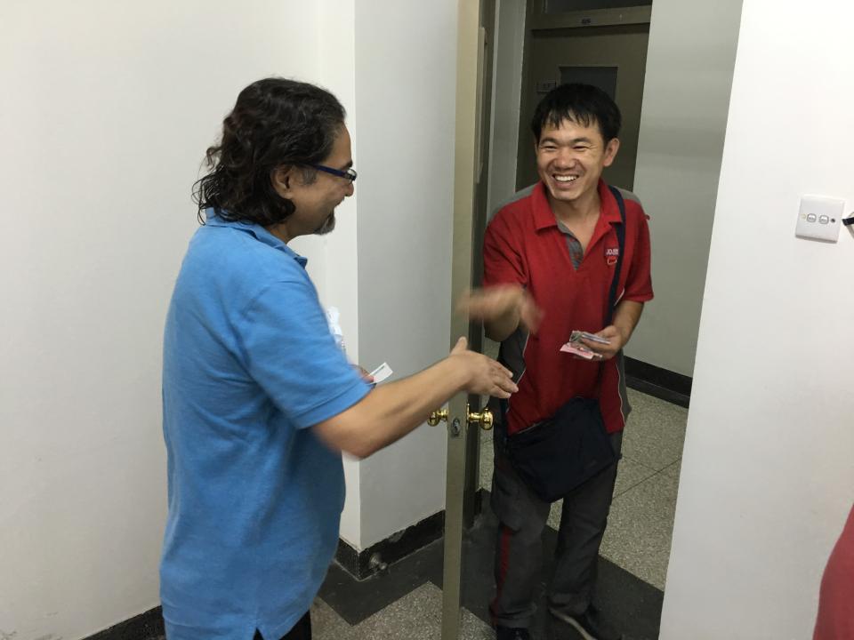 Professor Prasad Naik receives order from JD.com salesperson.