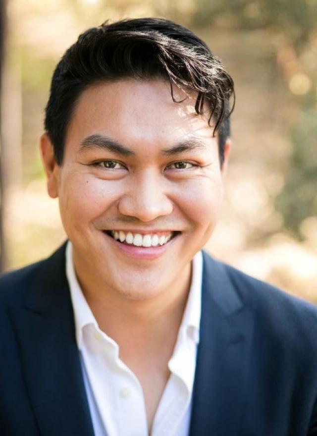 Headshot of Doy Charnsupharindr