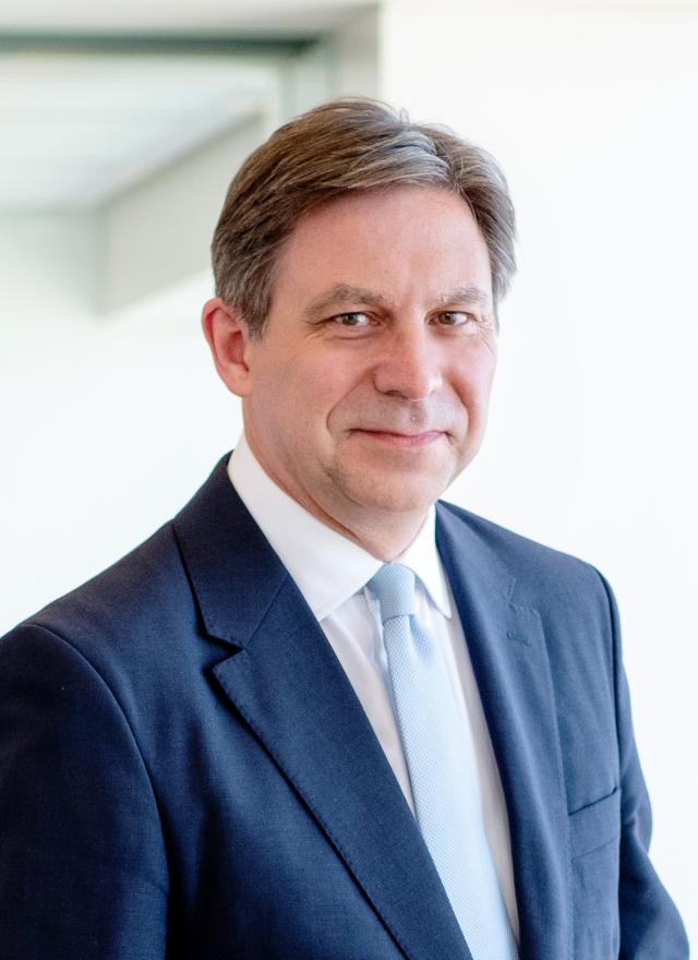Headshot of Alan Taylor