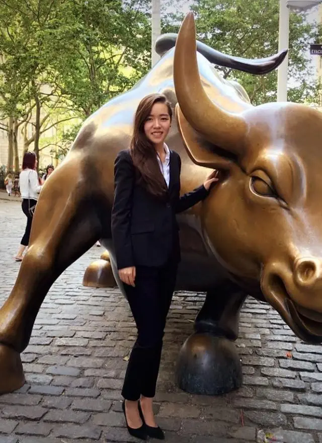 Lizzy Yi MSBA 21 takes a photo with the famous 'Charging Bull' on Wall Street