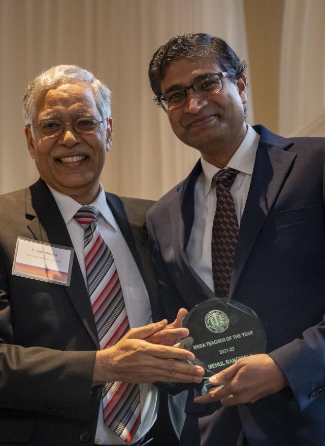  Dean H. Rao Unnava presents Lecturer and MBA alumnus Mehul Rangwala with the “2020-2021 Teacher of the Year” award