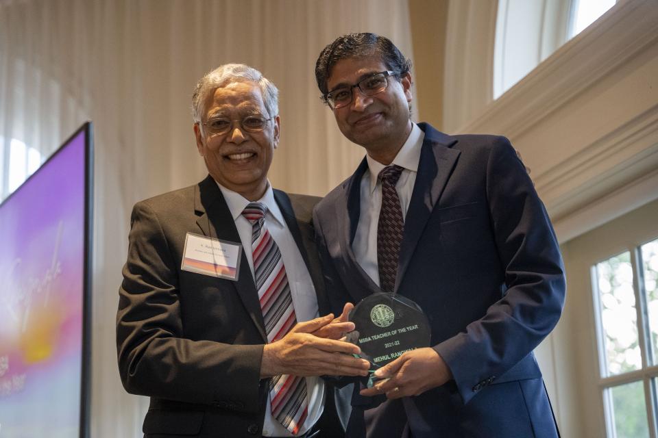  Dean H. Rao Unnava presents Lecturer and MBA alumnus Mehul Rangwala with the “2020-2021 Teacher of the Year” award