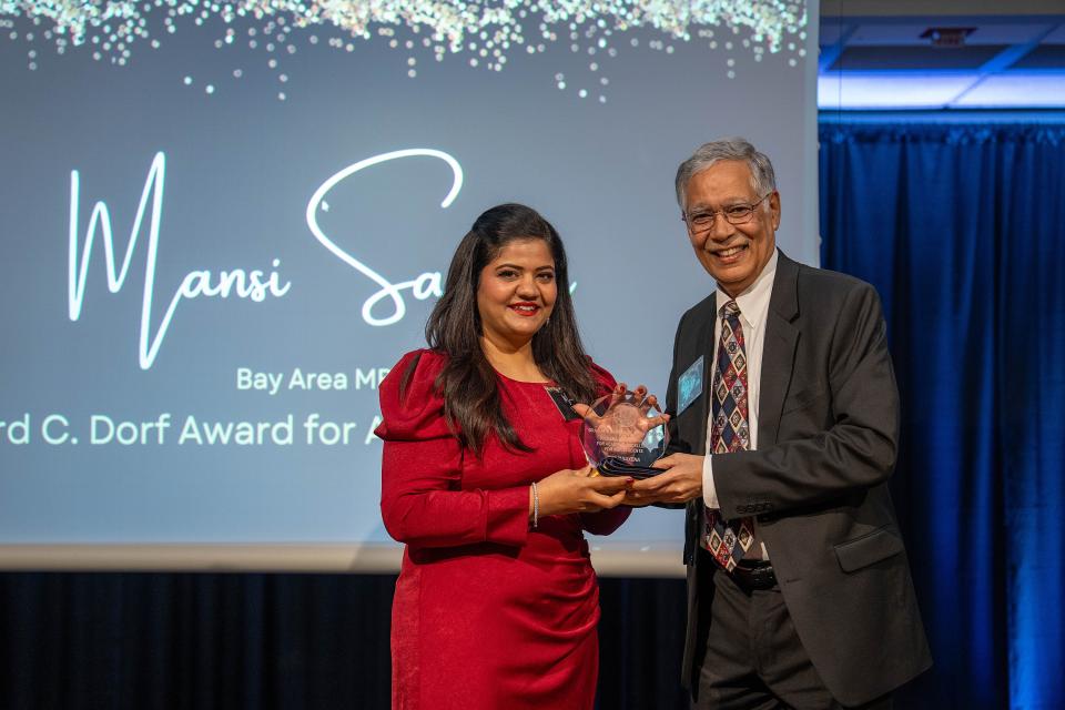 Mansi Saxena on-stage receiving award from Dean Rao Unnava