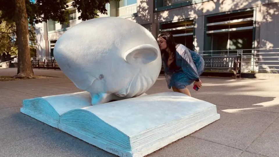 Keerthana Hegde kissing an egghead sculpture