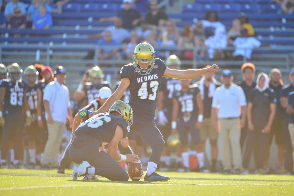 O'Rourke kicks a field goal