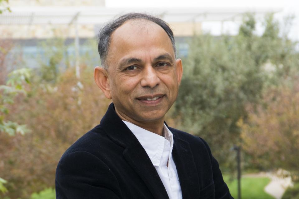 Headshot Hemant Bhargava
